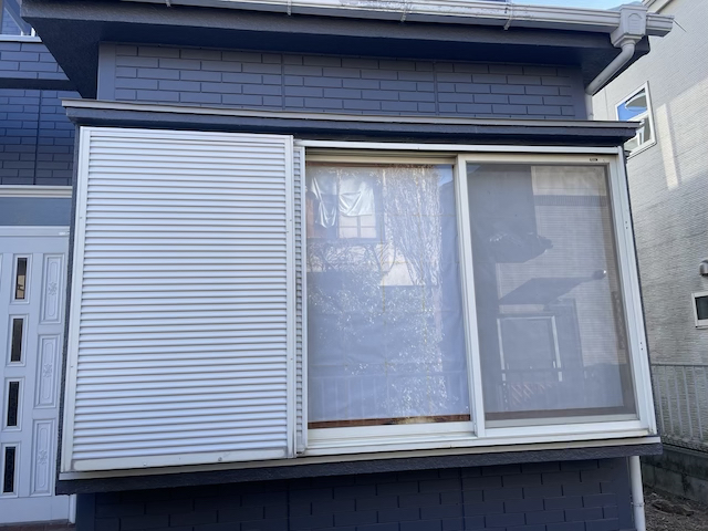 春日部市　サイディング外壁塗装工事　雨戸塗装完成